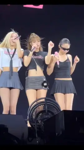 LISA PINCHING AND POKING JENNIE'S CHEEK 🤏🏻😭 @blackpinkofficial @JENNIE @LISA @ROSÉ @JISOO  BLACKPINK DEADLINE SINGAPORE #DEADLINE_IN_SINGAPORE #DEADLINE_IN_SINGAPOREDay2 #BLACKPINK 