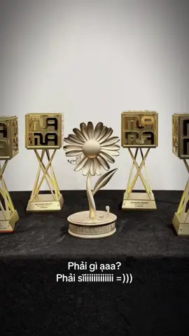 Ko biết mặt đất màu gì nữa rùi í :( , lụm nhẹ 4 cúp thui chứ thấy bỏ sót con cúp Album của ảnh nha MA 🌝  🥇 Artist of th year (Daesang) 🎤 Best Male Artist ✨ Best Dance Performance – Male Solo 💖 Fans' Choice Top 10 – Male #gdragon #gd #fam #viral #kwonjiyong 