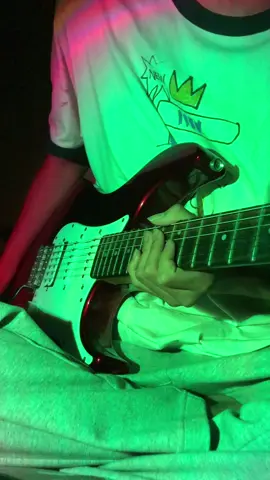 november rain at the end of november #novemberrain #gunnroses #guitar #guitarsolo #fyp 