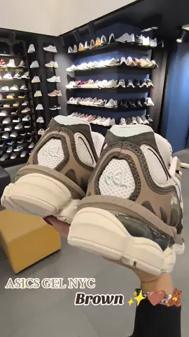 ✨ASICS GEL NYC ✨  ✨ VIENI A PROVARLE PRESSO IL NOSTRO STORE ✨  Spedizione in tutta Italia 🇮🇹  spedizione per Napoli e comuni limitrofi in 24h con pagamento alla consegna al costo di 5€ Ci troviamo a Volla in via Filichito77  80040 info ☎️ 0817731420☎️ Anche su #whatsapp📲  3491362881 #asics #🤎🤎 #🤎🧸  #brown 