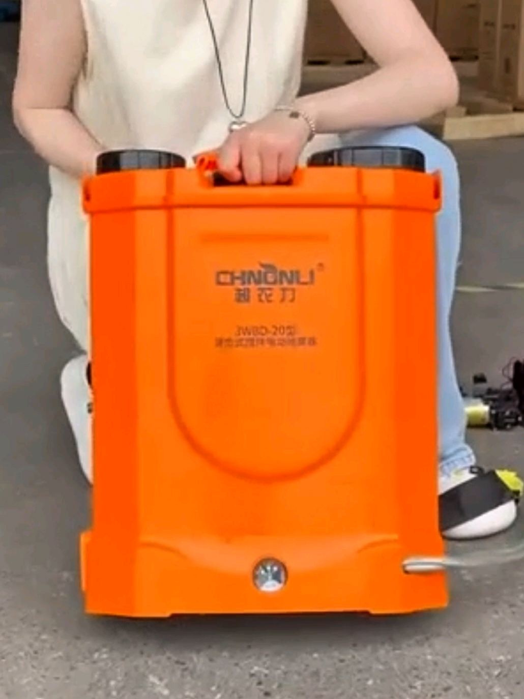 semburannya melebar rata cocok untuk tanaman yang luas #sprayerelektrik #alatpertanian #semprotantanaman #semprotanair #semprotanairkencang 