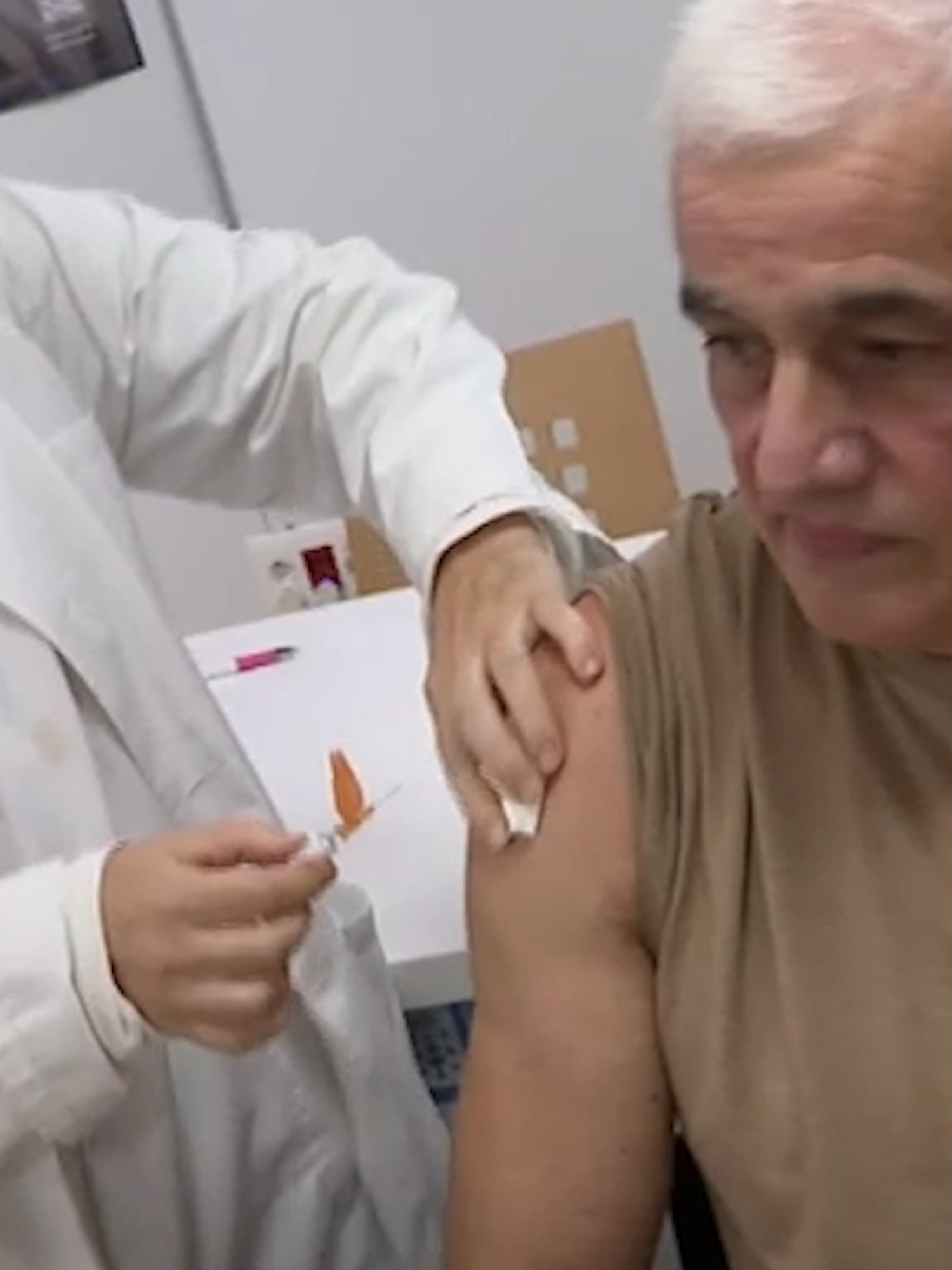 La gripe alcanza niveles epidémicos en España a las puertas de la Navidad: varias comunidades han activado campañas especiales de vacunación para intentar frenar la curva #noticias #noticiastiktok #news