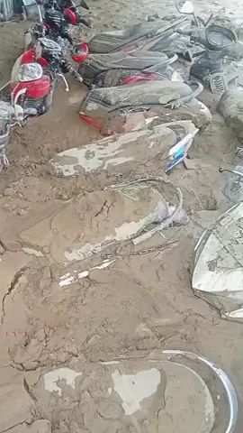 Banyak sepeda motor tertimbun tanah banjir bandang Meureudu Pidie Jaya Aceh. #banjir #banjirbandang #meureudu #pidiejaya #aceh #fyp #fypシ 