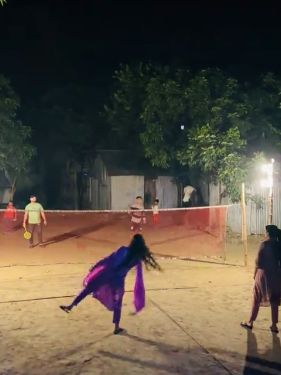 আমি আর বান্ধবী ভাইদের সাথে খেল্লাম...!🏸#badminton #tiktokindia #tiktokviral #trending 