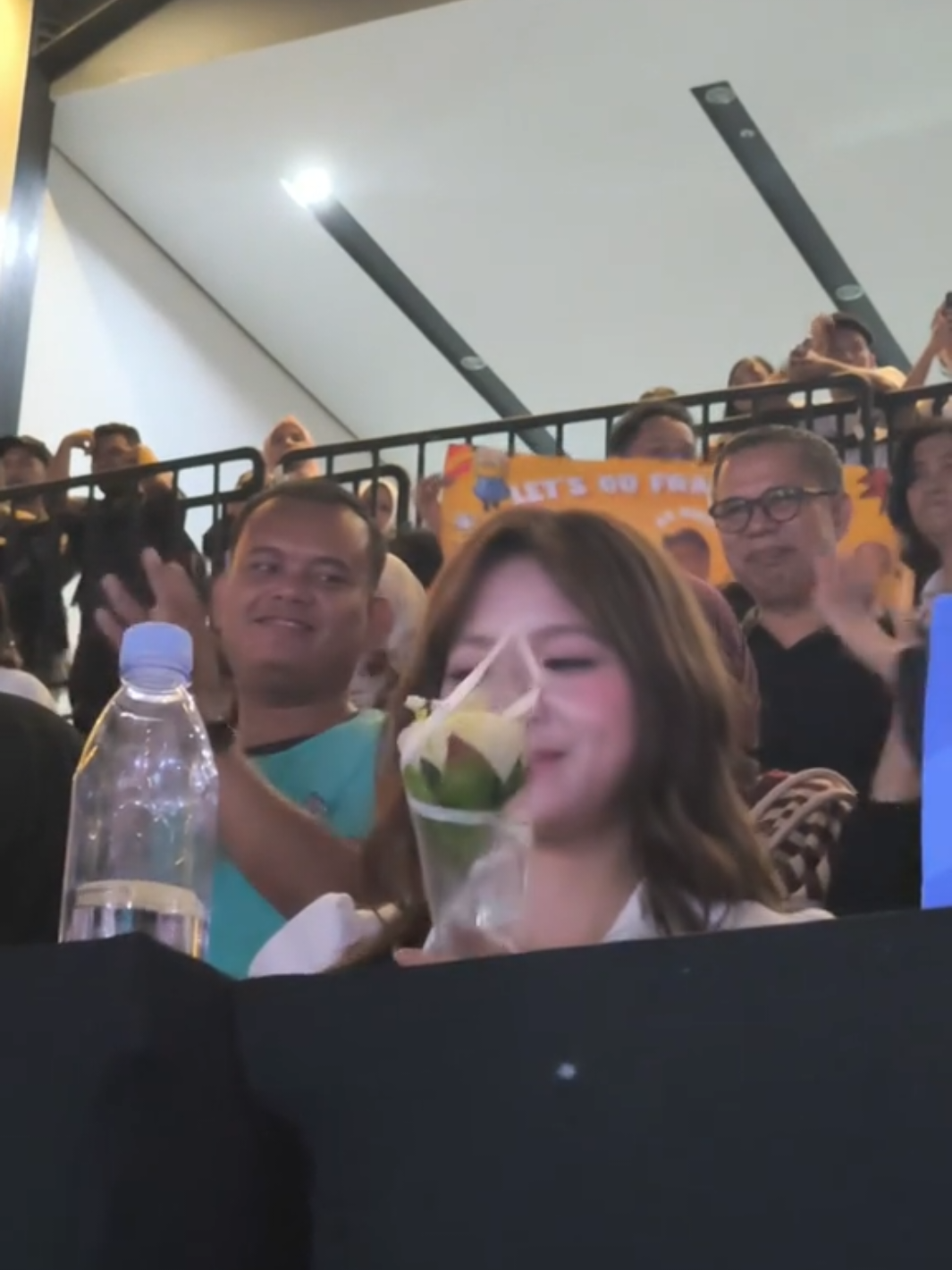 Makazee mba, sudah mewakili aku dengan bagi-bagi bunga buat para juri, alias makazee bunga nya buat @_zeeasadel  Soalnya sekarang aku udah gengsi banget kalau harus ngasih dia bunga sendiri mbaa. Padahal dulu… hahaha, kapan ya? Pernah loh aku—iya aku—yang lancang dan pede ngasih dia bunga 15 ribuan di Blok M. Absurd banget, tapi nyata ada videonya di pin.  Dulu aku bisa seromantis itu, sebelum dia secara nggak langsung membuatku jadi segengsian sekarang. Tapi anehnya, justru aku yang sekarang… jauh lebih dan semakin mengasihinya pastinya🤍 #zee #zeeasadel #yamaha #yamahayouthcommunity #judges 