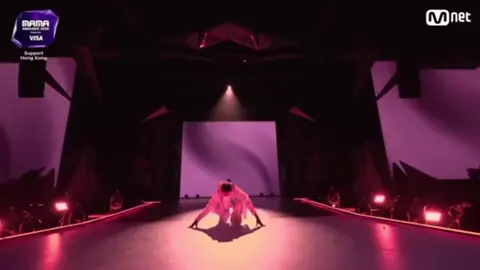 MAMA Award (cor. 올해의 가수상) this is the Daesang Award (or the main prize), awarded by Mnet at the annual MAMA Awards. It was first presented at the 8th ceremony of the event, held in 2006; the five-member boy band TVXQ received the award. The award is presented to artists with artistic achievements, technical excellence, and overall excellence in the music industry. #alldayproject#mamaawards2025#elbruso #fyp #THEBLACKLABEL 