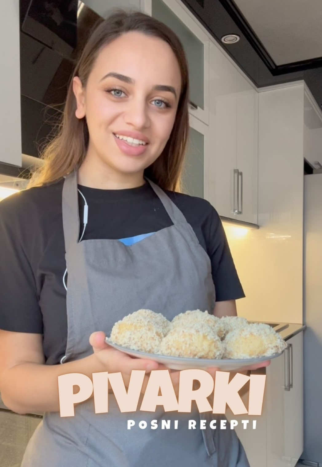 Овие пиварки се совршени за посни слави или кога немате многу време а сакате посен домашен десерт. Буквално се подготвуваат со состојки што веќе ги имате во кујна.   Состојки: Излегуваат околку дваесетина пиварки.  Тесто: - 200мл масло - 200мл пиво - малку ванилин екстракт (ако ставате ванилин шеќер ставете помалку 2 лажици обичен шеќер) - 1 прашок за пециво (околу 13г) - 3 лажици шеќер - 500г брашно  Шербет: - 300г шеќер - 300г вода вода - малку ванила екстракт или ванилин шеќер - неколку парчиња лимон по желба За валкање: - 100г мелени ореви Начин на подготовка: 1. Во длабок сад додадете го брашното, пецивото и 1 лажица шеќер. Промешајте на кратко па потоа додадете го пивото и маслото. Мешајте најпрво со лажица а потоа многу кратко со рака.  2. Земајте топчиња од околку 40 или 50г, со дланката притиснете за да направите круг, па ставете малку по малку оревче и суо грозје и затворете ги од страните за да формирате топче.  3. Печете на 200°C околу 20 минути, додека лесно не заруменат. 4.  Додека пиварките се печат, измешајте вода, шеќер и ванилин шеќер или екстракт и ставете да зоврие. Варете кратко 4-5 минути, па додадете малку лимон. Оставете целосно да се излади. 5. Пиварките кога ке ги извадите ор рерна оставете да одморат само 2-3 минути па ставајте ги во топлиот шербет по 10-15 секунди од двете страни и наросете ги со мелени ореви или кокос ако сакате. 