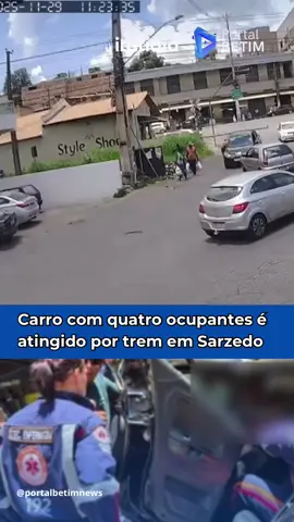 Um vídeo registrou o momento em que um carro com quatro ocupantes, entre eles um bebê, foi atingido por um trem no Centro de Sarzedo, na Região Metropolitana de Belo Horizonte, na manhã deste sábado (29). Nas imagens, é possível ver ainda que outro veículo cruza a linha férrea instantes antes da batida, além de um casal que atravessa o local a pé. Durante a gravação, é possível ouvir a sirene do trem, que já indicava a aproximação da composição. A reportagem entrou em contato com a MRS, empresa responsável pelo trem. De acordo com informações do Serviço de Atendimento Móvel de Urgência (SAMU), duas vítimas ficaram presas às ferragens. Em imagens obtidas pela reportagem, é possível ver a parte dianteira do Voyage completamente destruída.