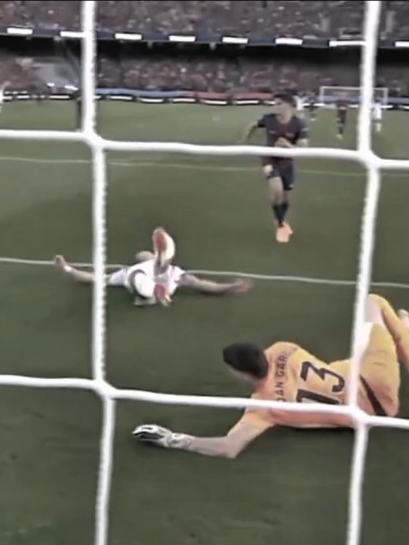 اتحداك تنطيني حارس مرمى أفضل من جوان جارسيا🧤🔥#برشلونة #تصميم_فيديوهات🎶🎤🎬 #كرة_القدم_عشق_لا_ينتهي👑💙 #فيسكا_برسا_دائماً_وابداً🔵🔴 #fyp 