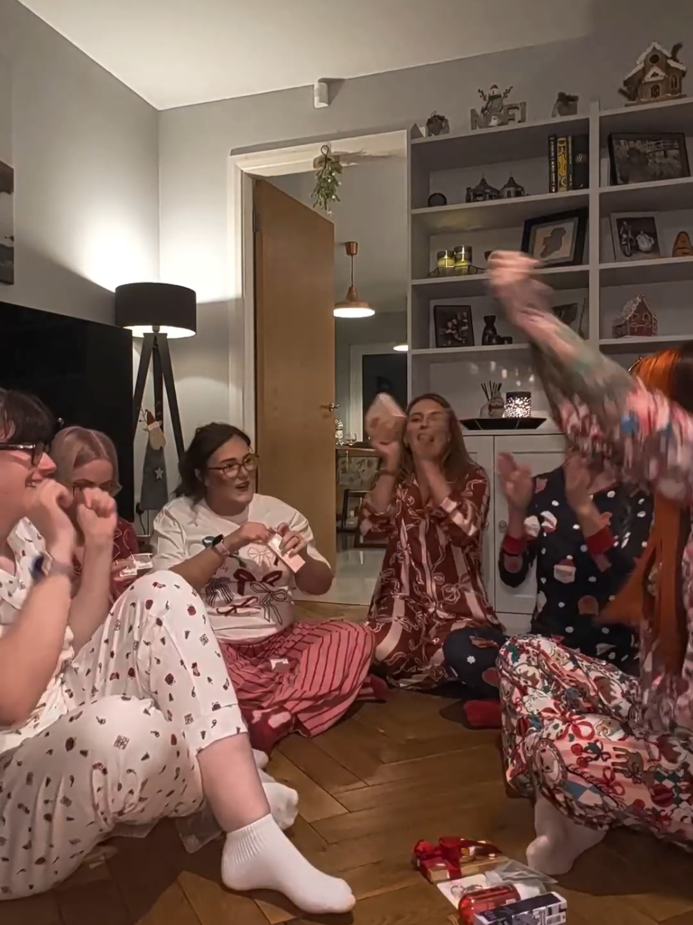 Mini gift Secret Santa 🎁💓🤶🏼 #girlsnight #secretsanta #christmas 