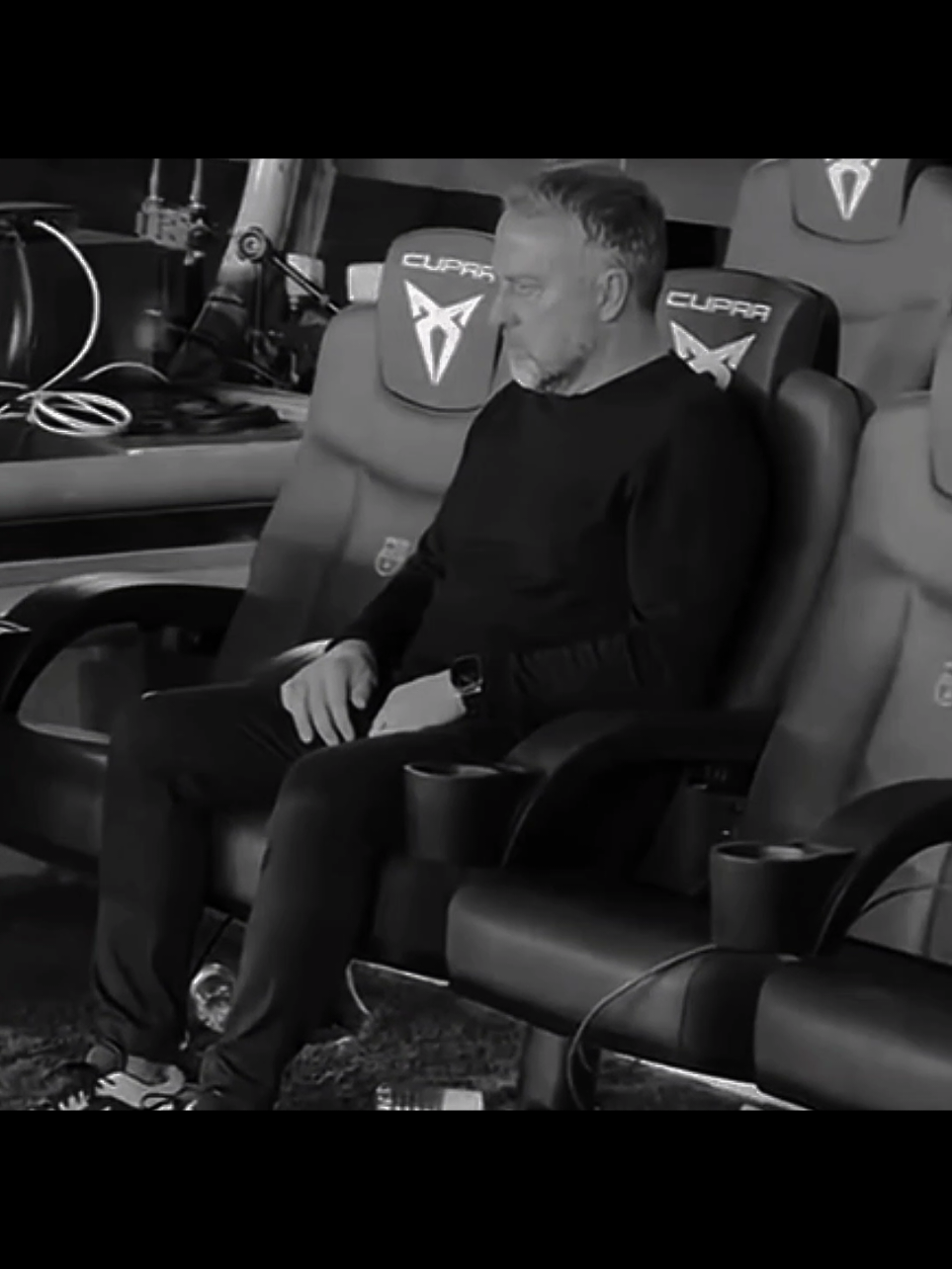 في الفترة الأخيرة للفريق مُعظم المشاكل تقع في رأس فليك، اليوم بعدَ الأنتصار على الافيس وَعودة المُصابين ظهرَ فليك بنهاية اللقاء بشكل حزين والجميع لاحظّ ذَلكّ بينما كانَ رافينها يتحدث معَ المُدرب بشكل مُنفرد بنهاية اللقاء .. حتى في الصورة الجماعية لذكرى تأساس النادي ظهرَ في هَذا الشكلّ وَيبدو إنَّ فليك يُعاني من ضغوطات عالية بالأونة الأخيرة لذَلكّ يخرج في كُل مرة وَيتوعد بتحسين الحال على أمل إستعادة المُستوى وتخفيف الضغوطات . #هانسي_فليك #barcelona 