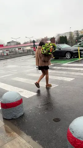 Nu lăsați ploaia și vremea mohorâtă să vă țină departe de noi!!! Vă așteptăm cu flori proaspete!🤍 #povesteaflorilor #fyp #florarie #noiembrie 