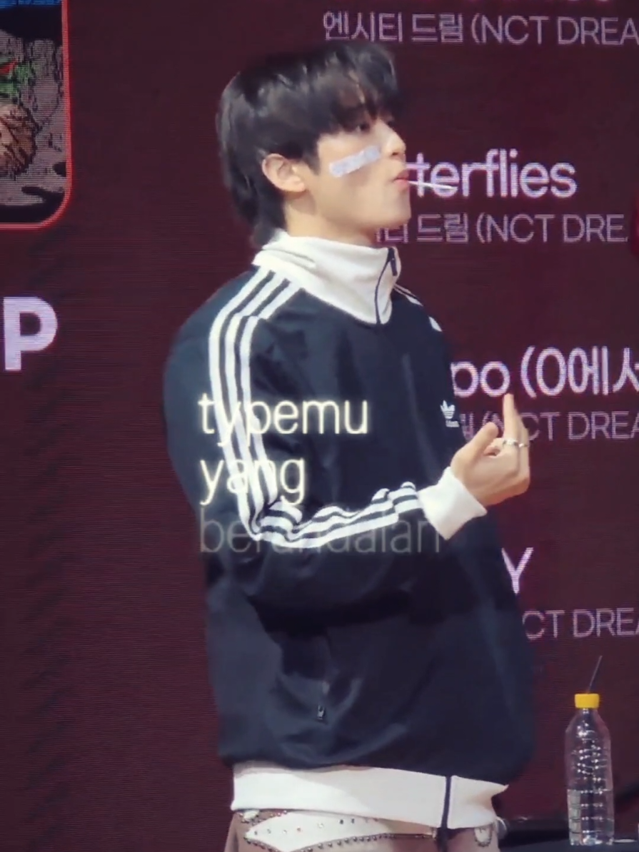 loved him for this petantang petenteng vibes 🫣🖤 #MARK #MARKLEE @official_nct 