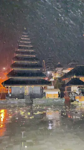stay safe ton, salju udah mulai turun di pura penataran besakih