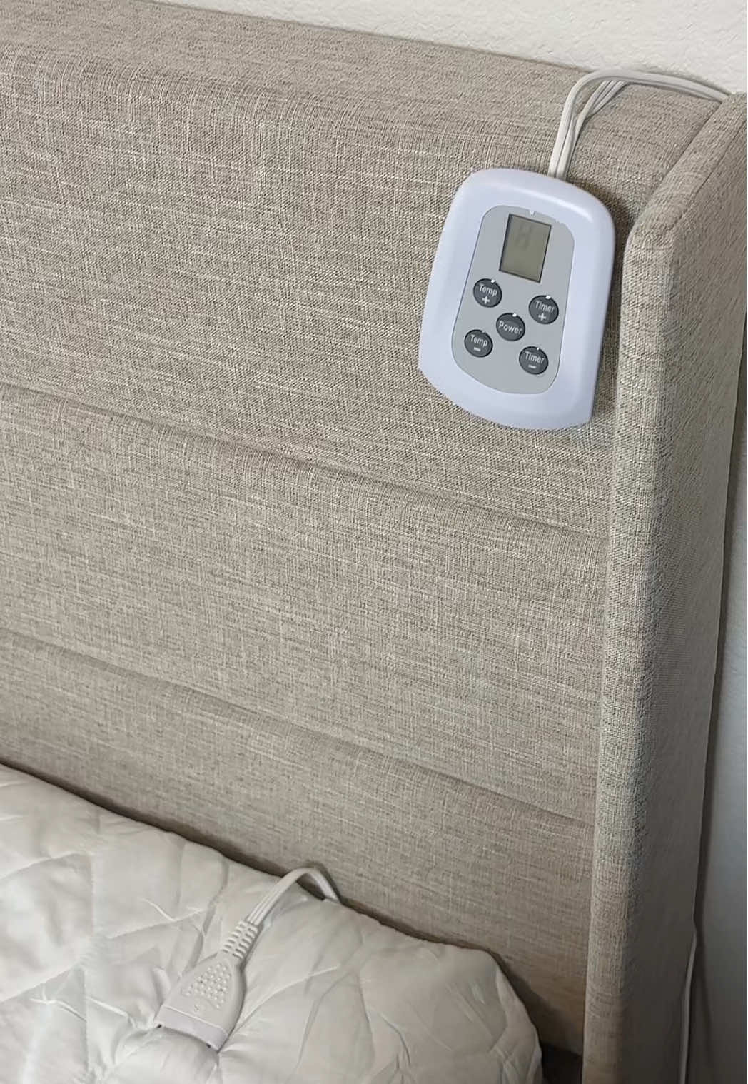 This is definitely a great way to stay warm 😱 #heatedmattresspad #mattresspad #tiktokshopcybermonday #tiktokshopblackfriday #tiktokshopcreatorpicks 