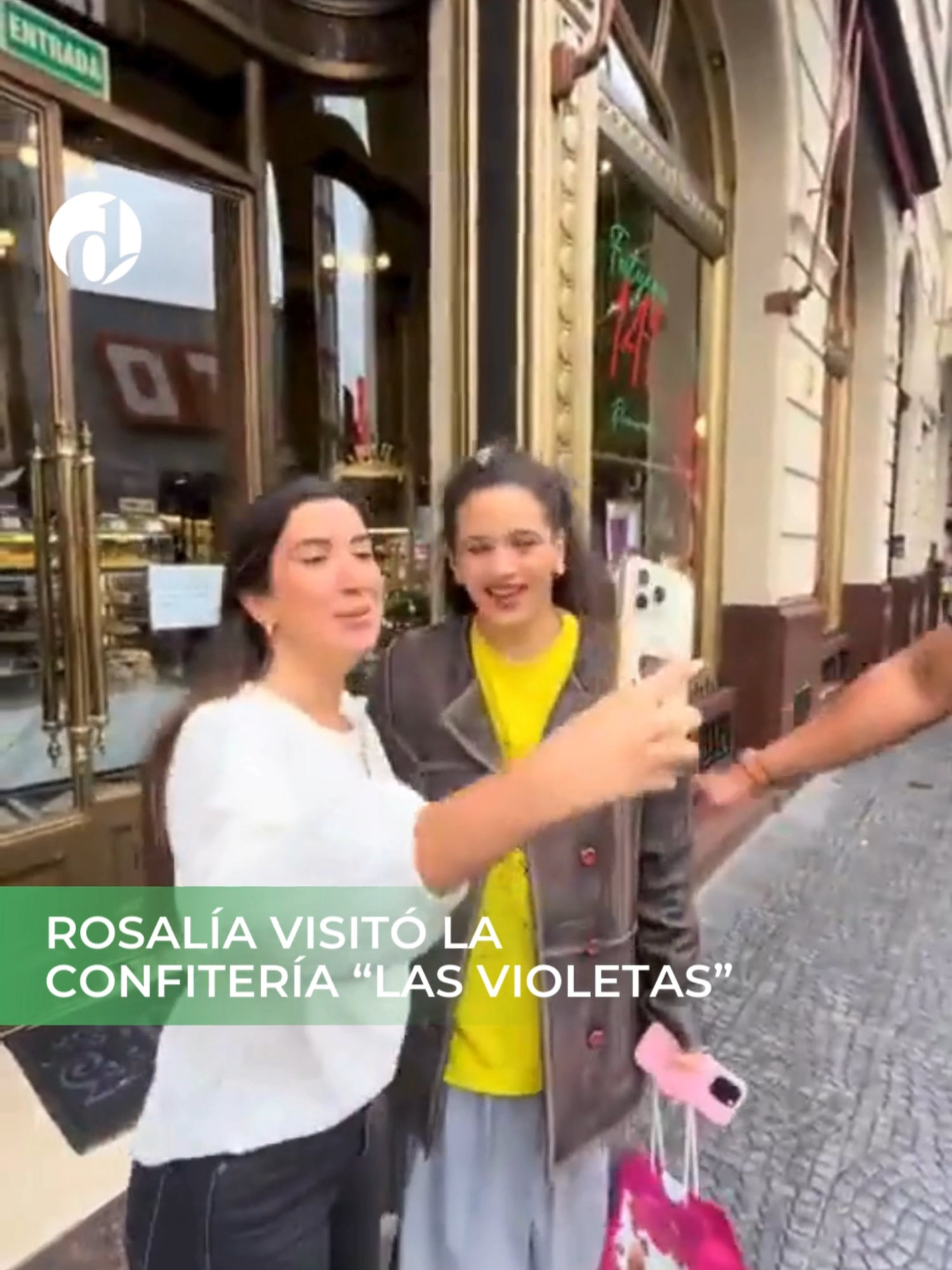 Rosalía fue vista saliendo de la íconica confitería Las Violetas ubicada en el barrio porteño de Almagro 🇦🇷 #argentina #rosalia #buenosaires