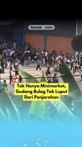 Sebuah video viral di media sosial memperlihatkan ratusan warga tengah menjarah yang diduga sebuah gudang beras Bulog. Gudang beras milik Bulog Kab. Sibolga tersebut menjadi objek penarahan warga usai beberapa minimarket ludes tak bersisa dijarah. Warga yang menjadi korban bencana banjir dan longsor ini diduga kehabisan makanan. Meski pemerintah telah mengirimkan bantuan logistik namun jumlahnya belum cukup untuk semua korban. Bantuan juga banyak yang tersendat akibat akses jalan terputus sehingga memerlukan waktu perjalanan lebih lama. Tak hanya di Sibolga, penjarahan terjadi di beberapa wilayah pulau Sumatera yang terdampak banjir. Kreator: Zakaria  #penjarahan #sibolga #banjirsibolga #tapanuli #aceh  