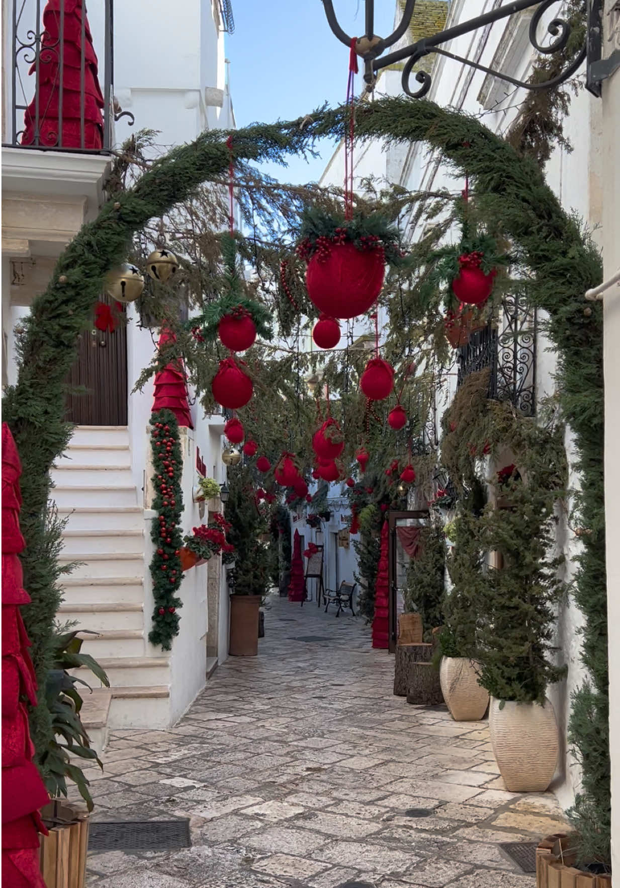 The best Christmas decorations I've ever seen? Definitely in Locorotondo, Puglia, Italy 🇮🇹 - #locorotondo #puglia #italy #travelitaly #christmasdecor 