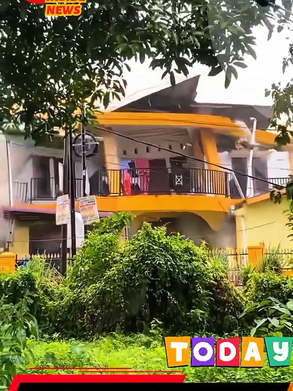 Detik-detik rumah warga yang berdiri terlalu dekat dengan aliran sungai di Padang akhirnya roboh dihantam derasnya banjir membuat warga sekitar histeris dan panik. Dalam video ini terlihat bagaimana arus yang terus menggrogoti pondasi rumah membuat bangunan itu tak mampu bertahan. Kejadian ini kembali mengingatkan kita bahwa alam selalu memberi tanda, namun sering kali diabaikan hingga akhirnya memakan korban dan kerugian besar. Buat kamu yang ingin selalu tahu informasi terbaru, tercepat, dan lebih lengkap sebelum muncul di media besar lainnya, **follow akun ini sekarang**. Setiap hari ada update kejadian penting dari seluruh Indonesia dengan sudut pandang yang lebih dekat dan lebih nyata. Peristiwa ini mengajarkan pentingnya memperhatikan potensi bahaya lingkungan, terutama bagi warga yang tinggal di dekat sungai atau daerah rawan bencana. Kewaspadaan, mitigasi, dan tidak meremehkan tanda-tanda alam bisa menyelamatkan nyawa. Menurut kamu, apa langkah paling penting yang harus dilakukan pemerintah dan warga untuk mencegah kejadian serupa terulang lagi? #BanjirPadang #RumahRoboh #beritaterkini 