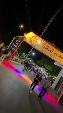 | Cumaneses se sumaron a la celebración de la “Cumaná de antaño” en su primer día. el pueblo Cumanés abarrotó las calle del Centro Histórico para vivir la muy conocida “Cumaná de Antaño” en su primera noche. La celebración histórica-tradicional dio inicio tras la oficial inauguración del alcalde de Cumaná, Pedro Figueroa, y la gobernadora del estado, Jhoanna Carrillo, quienes describieron este espacio como un momento para celebrar la cultura cumanesa, su resistencia, pero además, para que la familia sucrense tenga un momento de disfrute. Durante esta sábado, #29Nov, se llevará a cabo la ultima noche de esta celebración con presentaciones artísticas, puestas musicales y culturales en las tres tarimas que se han dispuesto en la zona. #cumana #soycumana 