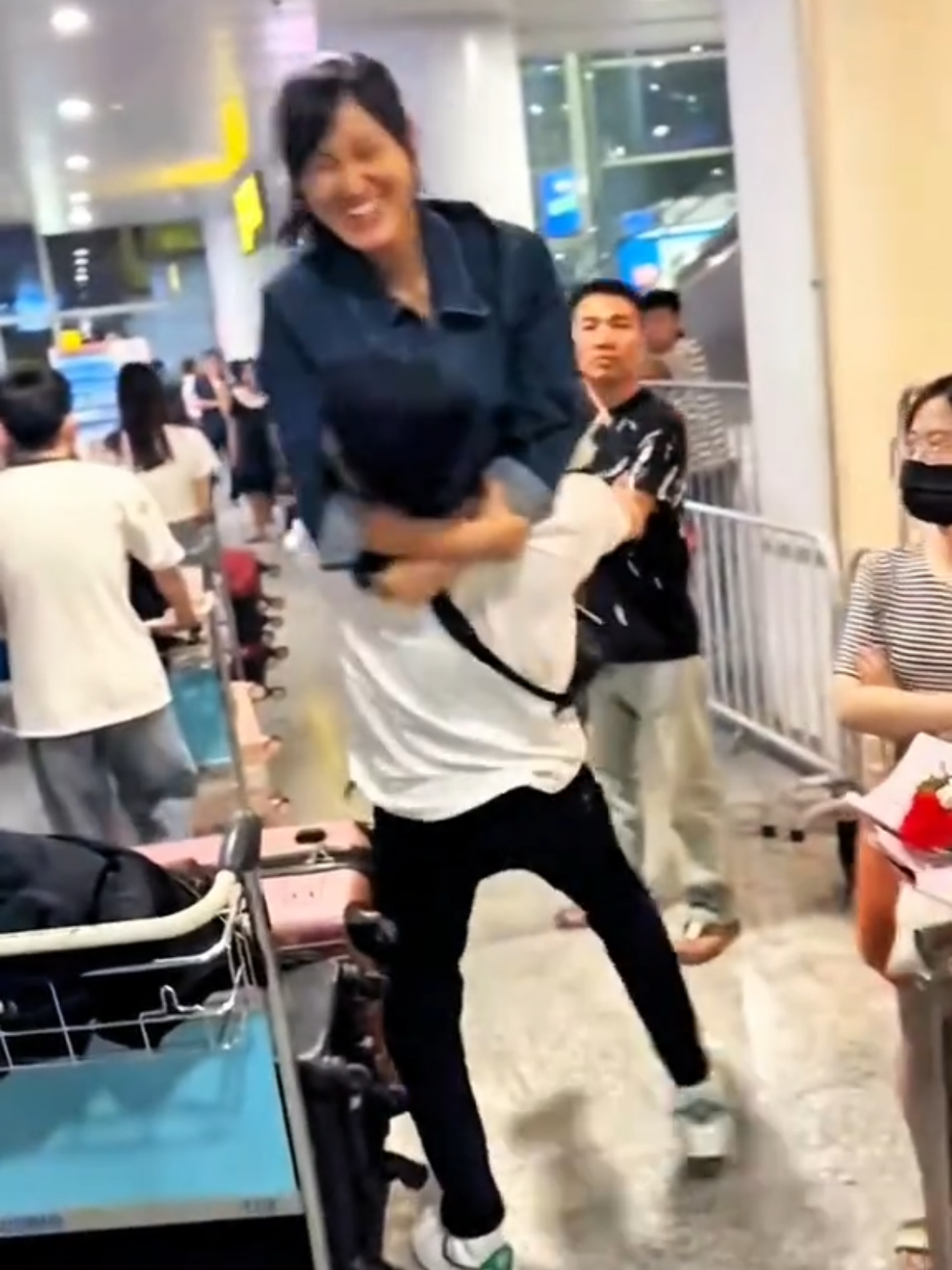 Dù bất ngờ trở về hay báo trước, cha mẹ cũng rất vui mừng, sung sướng, và hạnh phúc được ôm chặt con mình trong vòng tay, sau bao ngày nhung nhớ vì xa cách, không kìm nén được nụ cười ra nước mắt lăn dài trên gò má in hằn nhiều nếp nhăn vì tuổi tác.