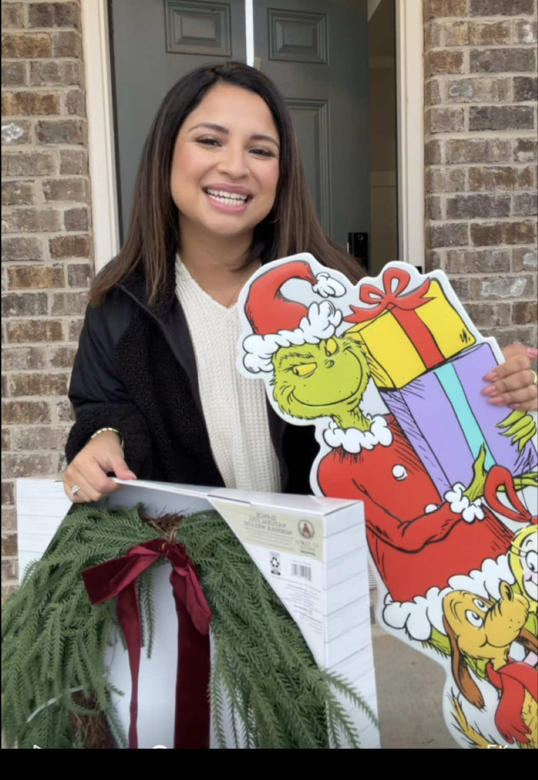 Front porch Christmas decor 2025 🎅🏽🎄💫💫 #frontporchdecor #christmasdecor #holidaydecorating #homeaesthetic #holidayseason 