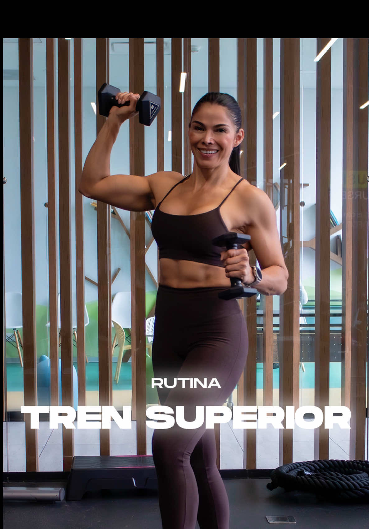 Hoy nos enfocamos en fuerza real: hombros, espalda, pecho y brazos trabajando juntos para que tu cuerpo se sienta más fuerte, más estable y más capaz 🔥💪🏻 No necesitas complicarte, solo moverte con buena técnica y constancia. Si quieres hacer la rutina completa y entrenar conmigo, está disponible en mi canal de YouTube 🔴 . . . #Fitness #entrenamiento #rutina #gym #gymmotivation 