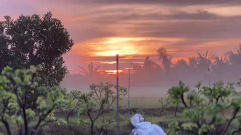 Dậy sớm sắm sửa quần áo mới đi các bác ơi, còn có 79 ngày nữa là Tết rồi đó 😍 #theanh28 #28news #28entertainment 