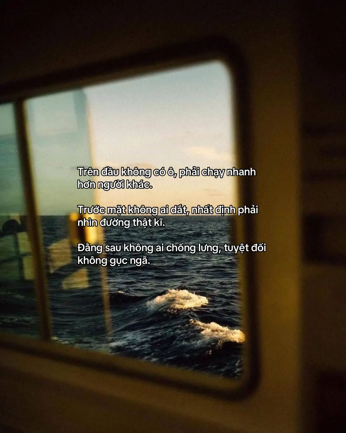 Trên đầu không có ô, phải chạy nhanh hơn người khác. Trước mặt không ai dắt, nhất định phải nhìn đường thật kĩ. Đằng sau không ai chống lưng, tuyệt đối không gục ngã.