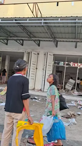 Kasihan yg punya Indomaret, Alfamidi, Alfamart .. dan pasti ada dampaknya juga sama karyawan  Memang kasihan lihat kalian yg korban banjir bandang , dan longsor 😭 tapi kalau boleh jangan menjarah, jangan merampas yg buka milik kita sendiri🙏 Semoga kalian secepatnya dapat bantuan dari Pemerintah setempat, pemerintah pusat dan para donatur dari segala penjuru Semoga Allah mudahkan semuanya.. Semoga semuanya bisa diatasi dengan secepatnya...🤲🏻💫