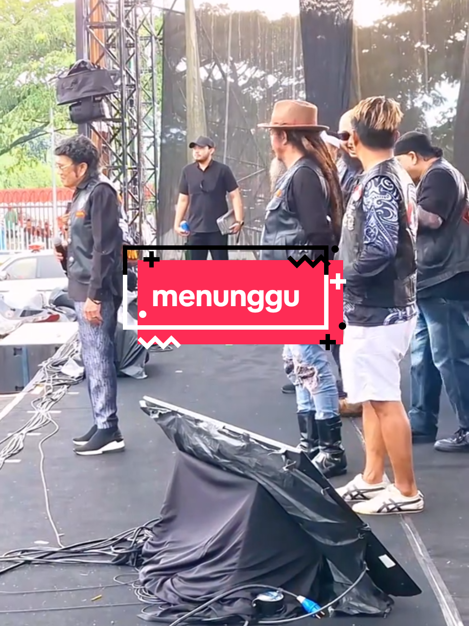 tetap aja kalau yang punya lagunya yang bawain mah beda kharismanya  #forsa #rhomairama 