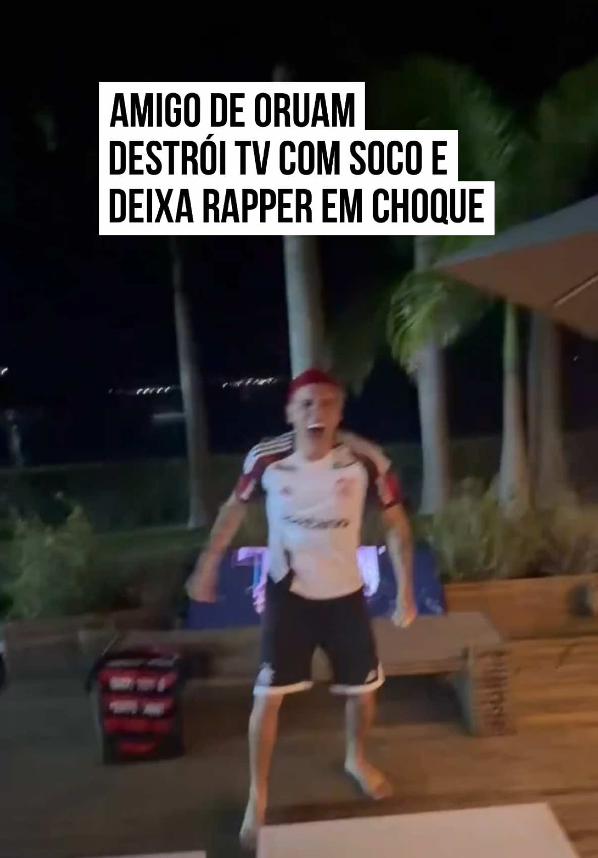 #Oruam reuniu amigos e familiares para assistir a final da #Libertadores neste sábado (29/11), mas acabou tendo um prejuízo. Flamenguista assumido, o rapper celebrou mais um título do #Flamengo, mas viu a TV de casa ser destruída. Um dos amigos de Oruam, exaltado com o apito final que decretou o título do Flamengo, celebrou a conquista dando um soco na televisão. Instantaneamente, o aparelho deixou de funcionar. O rapper não percebeu imediatamente, pois estava longe do local, mas ficou chocado quando percebeu a TV destruída. O vídeo foi publicado pelo próprio Oruam no X, antigo Twitter. Chocado com a TV quebrada, o rapper diz: “Que isso? Quem fez isso, mano? Caramba, quebrou minha TV”. Rapidamente, os convidados delataram o amigo que quebrou o aparelho e insistiram que o homem teria que pagar uma TV nova para Oruam. O rapper, então, disse que o amigo é “maluco”, encarando o aparelho televisivo quebrado. #tiktoknotícias