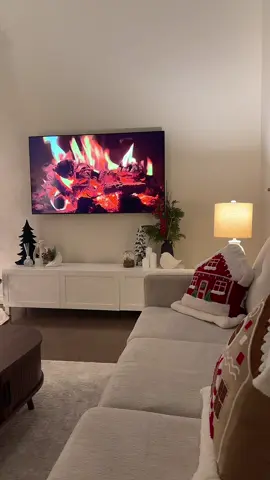 It’s that time of the year ❤️💚 #christmastiktok #christmastree #cozyfeeling #cozychristmas 