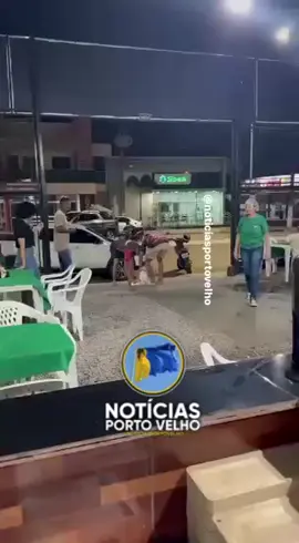 TORCEDORES DO FLAMENGO SE QUEIMAM AO TENTAR INCENDIAR CAMISA DO PALMEIRAS; VÍDEO MOSTRA EXPLOSÃO EM CANDEIAS DO JAMARI Um vídeo que circula nas redes sociais registrou o momento em que torcedores do Flamengo, durante uma comemoração em Candeias do Jamari, acabaram se queimando ao tentar incendiar uma camisa do Palmeiras. Nas imagens, o grupo joga um líquido inflamável sobre a peça, mas uma explosão ocorre assim que o fogo é aceso, atingindo os próprios torcedores. Apesar do susto, não há informações de feridos graves. A cena tem repercutido na internet, levantando debates sobre imprudência e riscos do uso de produtos inflamáveis. 📲 Acompanhe @noticiasportovelho para saber tudo que acontece em Porto Velho!