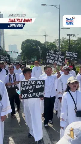 Nasa 200 seminarista at mga pari mula sa iba't ibang religious group ang lumahok sa Baha sa Luneta 2.0 sa Maynila kaugnay sa mga kilos-protesta kontra katiwalian ngayong araw, Nov. 30. | via Jonathan Andal/GMA Integrated News #gmanews