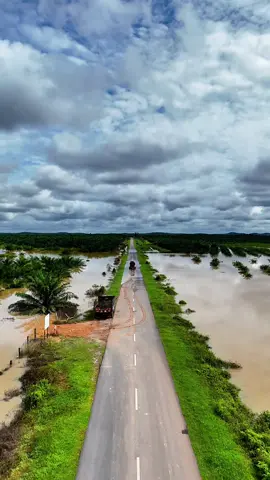 banjir dah surut alhamdulillah.. video semalam 29/11/25 cara tractor jek buah sawit ke lori. comel je tractor redah banjir 😄 #banjir #2025 #fyppppppppppppppppppppppp 