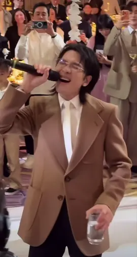 老蕭驚喜現身！邱澤、許瑋甯婚禮飆唱全場嗨翻 許瑋甯邱澤補辦婚宴，在接近尾聲的時候，歌手蕭敬騰驚喜現身，還在婚禮小舞台飆唱熱門曲「王妃」，現場馬上變成大型KTV，氣氛嗨到最高點。 關於婚禮成本，新人並未透露詳情。不過，若以該酒店一桌最高價7萬2千元計算，43桌約需311萬元。再加上禮服、場地布置和婚禮顧問等費用，估計總花費可能超過600萬元。但在這個充滿祝福的日子裡，金錢的價值遠不及見證這對新人幸福的珍貴時刻。 #蕭敬騰 #邱澤 #許瑋甯 #王妃 #婚禮現場 