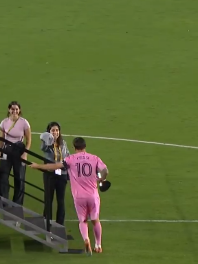 Messi levanta la copa de campenes de la conferencia del este🔥🐐🔥#leomessi #MLS #intermiami #conferenceleague #messi 