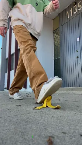 I just hate when this happens #relateable #bananapeel #train #vfx 