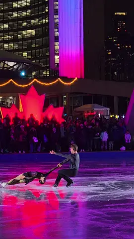 The best magical moments on the rink at Nathan Phillips Square, even in –6°C, with lights, music, and winter magic filling the night. ✨⛸️❄️ #Toronto #NathanPhillipsSquare #skating #winternights #CoupleMoments 
