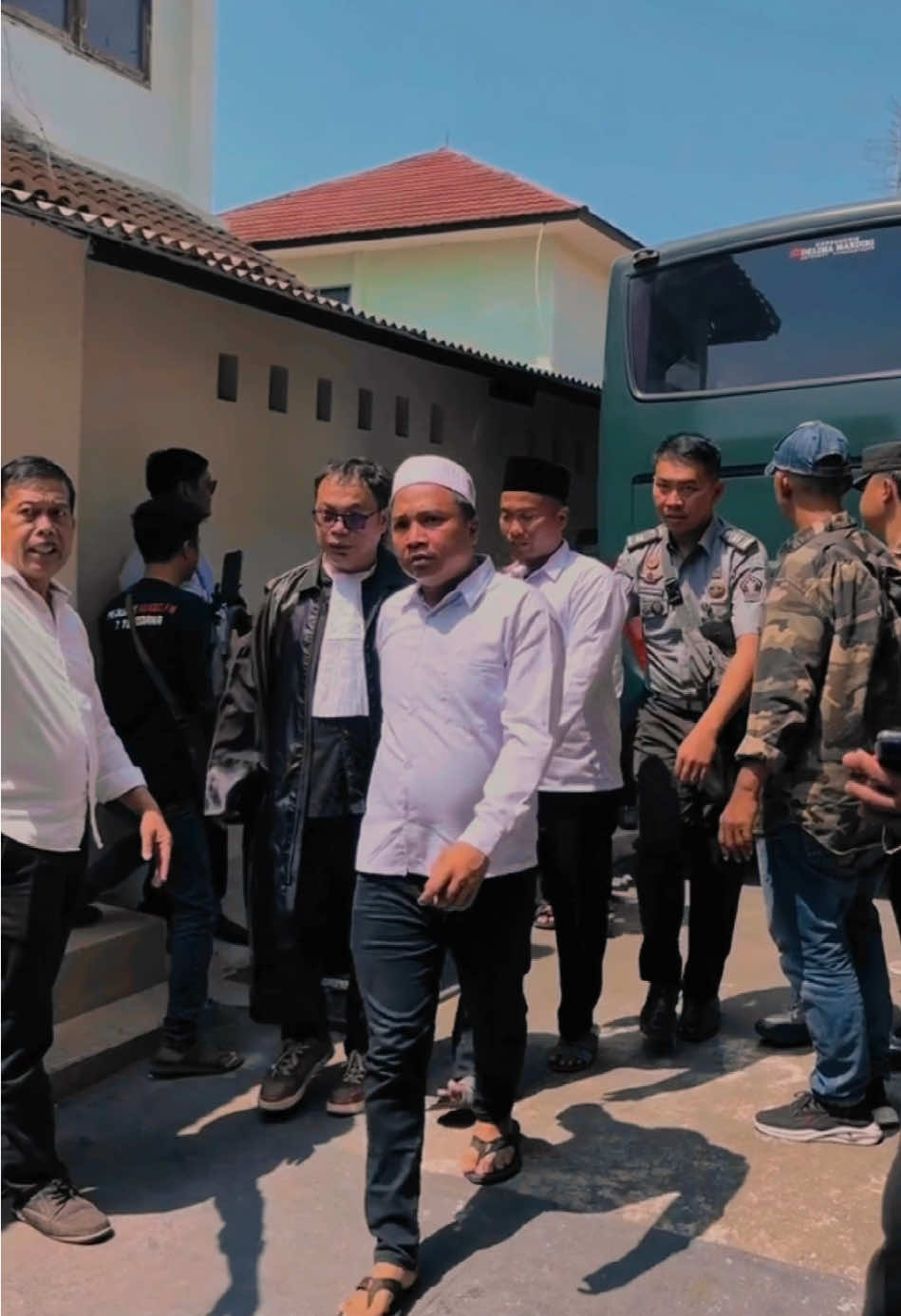 Di momen Pak Prabowo memanggilnya, apakah Pak Otto menyampaikan soal 7 Terpidana Kasus Vina? jika disampaikan, kenapa tidak sampaikan juga kepada media agar masyarakat, netizen ataupun keluargnya tau perkembangannya? Karna walau bagaimanapun, sebelum jadi Wakil Menteri Koordinator Bidang Hukum, HAM, Imigrasi, dan Pemasyarakatan, Otto Hasibuan adalah pelopor pembela 7 Terpidana bersama Kang Dedi Mulyadi beserta Tim Peradi. Apakah Pak Otto Hasibuan berani singgung Kapolri, Kejaksaan dan Mahkamah Agung soal 7 Terpidana Kasus Vina Cirebon? Otto Hasibuan dipanggil Presiden Prabowo berita selengkapnya > https://www.tribunnews.com/nasional/7760557/dipanggil-prabowo-ke-istana-otto-hasibuan-presiden-tidak-mau-ada-orang-tak-bersalah-dihukum Mungkin dari sekian banyaknya kasus serupa, semoga salahsatunya adalah tentang 7 Terpidana kasus vina cirebon yang menjadi atensi Presiden Prabowo agar kasusnya segera dituntaskan. Berkeadilan dan Transparan. #7terpidana #kasusvina #kasusviral #usuttuntas #keadilanharusditegakkan 