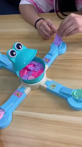 Ready… aim… feed! 🎯 The funniest game that keeps everyone laughing and competing for the win 💥 #FeedTheFrogGame #CompetitivePlay #InteractiveKidsGame #GameTimeFun #FamilyBonding 