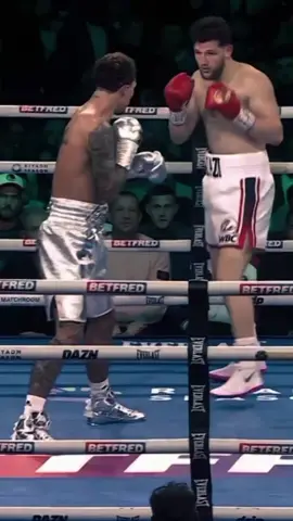 Gillaaaa!! @ben.whittaker43 menghapus Gavazi di babak pertama pada debut Matcharoom-nya! #boxing #whittakergavazi 