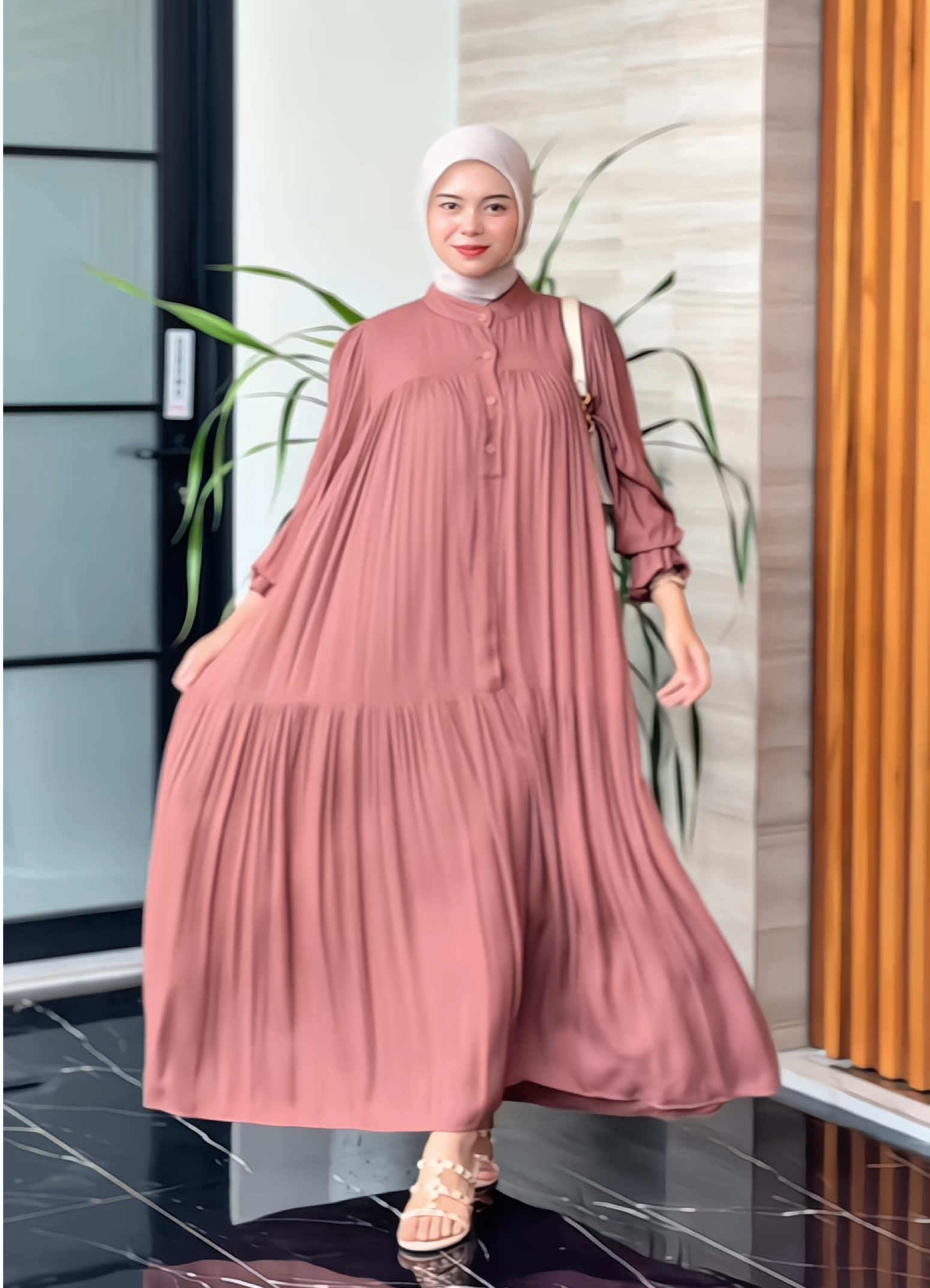 Delaney Dress ini bener-bener definisi simple tapi anggun. Nyaman dipakai seharian, cantik tanpa usaha. 🌷 Wajib masuk wishlist kamu! #fyp #dress 