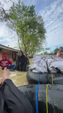 open donasi bantuan sembako untuk masyarakat tanjung pura yang terjebak banjir, khusus nya untuk posko pengungsian dibeberapa titik yang tidak tersalurkan bantuan karna akses jalan yang sulit di tempuh #bencanaalam #banjir #banjir2025 #opendonasi 