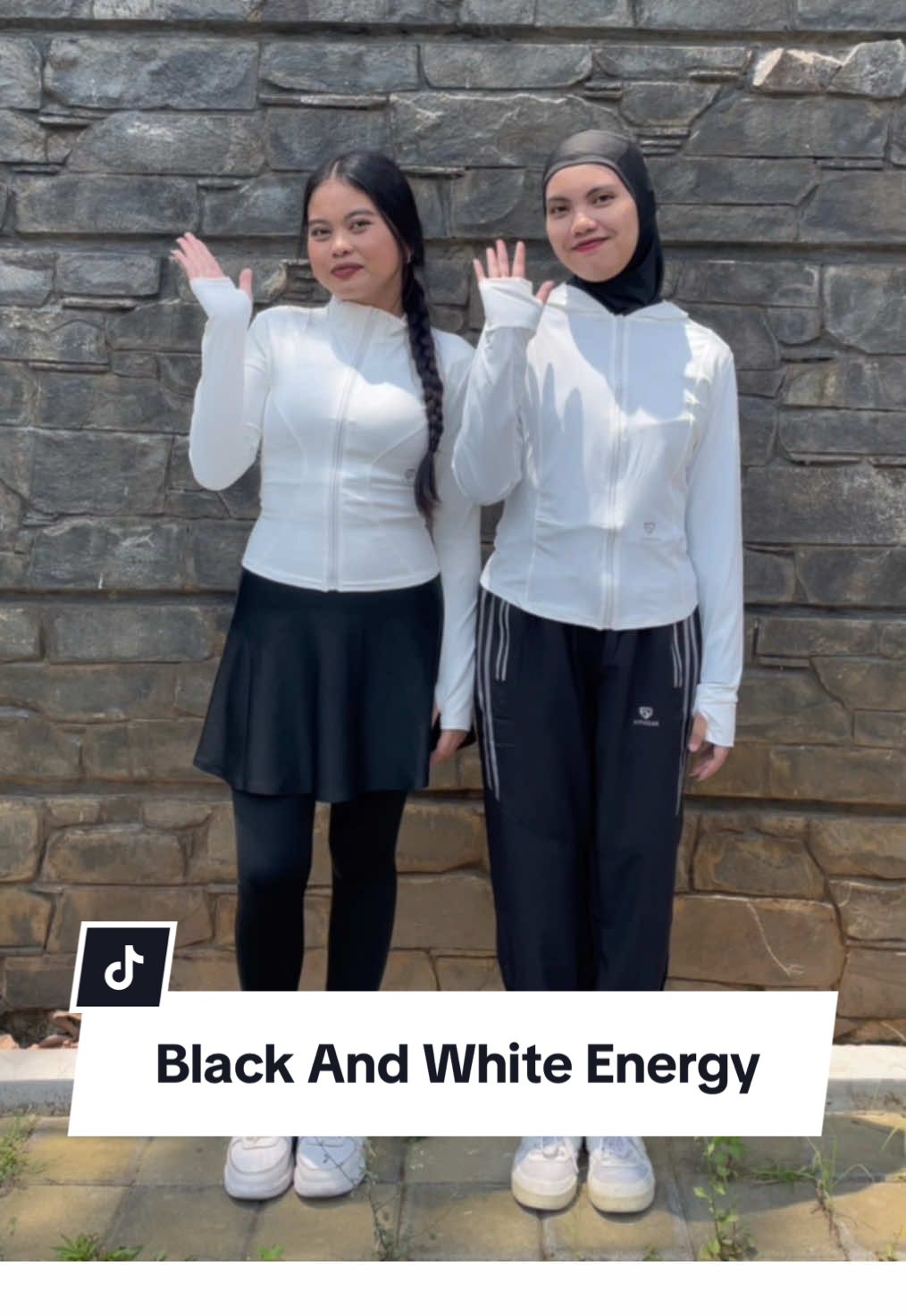 Monochrome mood yang menyatu sama tempo olahraga hari ini! Elegan, simpel, tapi tetap punya statement sendiri ✨ #fitwearindonesia #minimalfitstyle #monochromelook #workoutmoment #bestiefit