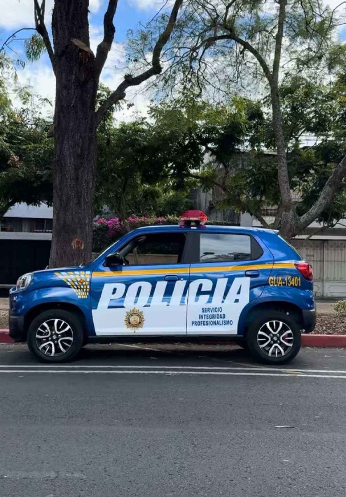 ¿Las nuevas patrullas son carros de payasos?🤡  Acá te contamos.  #pnc #seguridad #guate #patrullas 