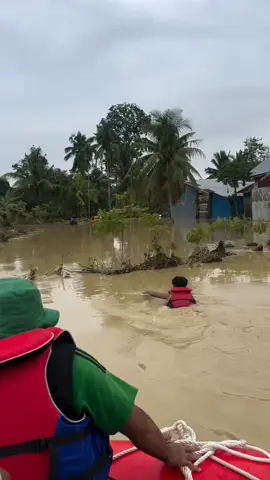 Tim SAR melakukan evakuasi terhadap korban Banjir di gampong Geumata Lhoksukon. 