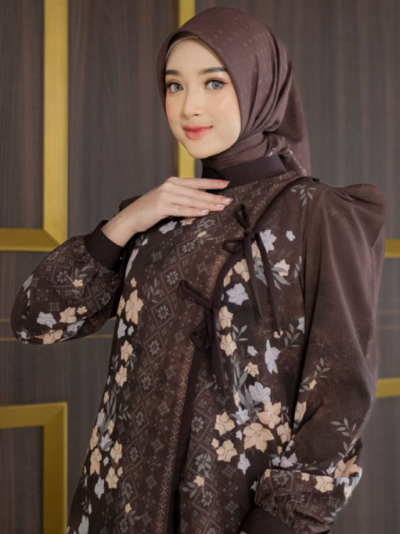 Raisakey never goes wrong. Motif bunga yang klasik dan lembut membuat tampilan Pramesa Series terlihat lebih dewasa, elegan, dan tetap manis saat dikenakan oleh seluruh keluarga.  Lengkapi momen lebaranmu dengan pramesa series🪻 #gamiswanita #gamiscouple #sarimbit2026 #sarimbitkeluarga #ootdhijabstyle 