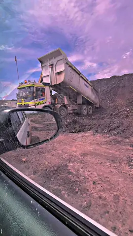 Kamera di tangan anak muda🗿🗿izin paman paman dt #mitrabaritolumbungenergi  #agungbaralestarisitekbu  #driverhaulingkalimantan  #tambangbatubara  #coalgettingbatubara 